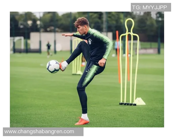 三个足球明星欢聚一堂共享快乐时光笑声不断引发热烈讨论 三个足球明星欢聚一堂共享快乐时光笑声不断引发热烈讨论