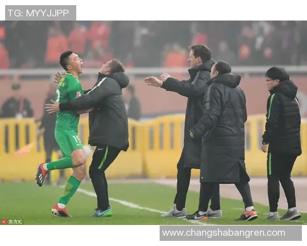 球迷欣赏足球明星精彩瞬间的视频集锦带你感受激情与荣耀