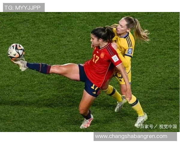 足球明星亲临女足比赛现场展现对女性运动员的支持与热爱 足球明星亲临女足比赛现场展现对女性运动员的支持与热爱